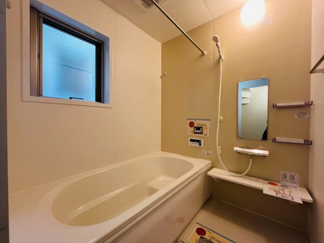 【浴室】 | 練馬区西大泉６丁目　新築戸建て　２号棟 | 明るく開放感のある浴室で、一日の疲れをゆったりと癒せます
