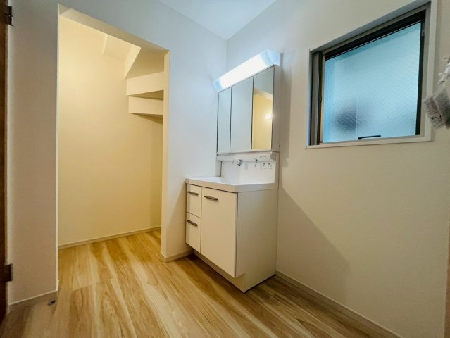 【独立洗面台】 | 練馬区西大泉６丁目　新築戸建て　２号棟 | 使いやすい三面鏡洗面化粧台で毎日の身支度もスムーズ