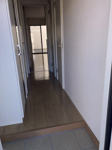 フルールポミエA棟の玄関