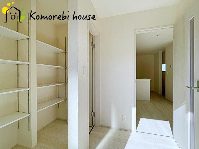 さいたま市西区宝来　新築一戸建て　リーブルガーデン　03の玄関|きれいな玄関です
