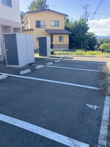フルールポミエA棟の駐車場