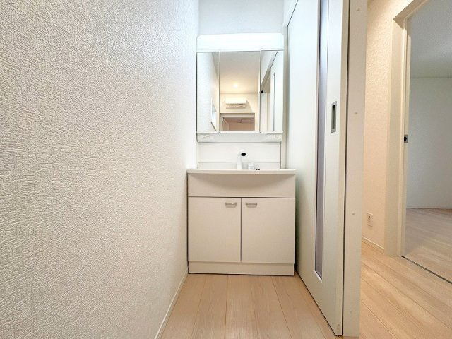 【独立洗面台】 | 新座市片山1丁目　新築一戸建住宅　全1棟　(保谷店) | 洗面台には大きく見やすい三面鏡が付いているので、身支度がスムーズに行えます。