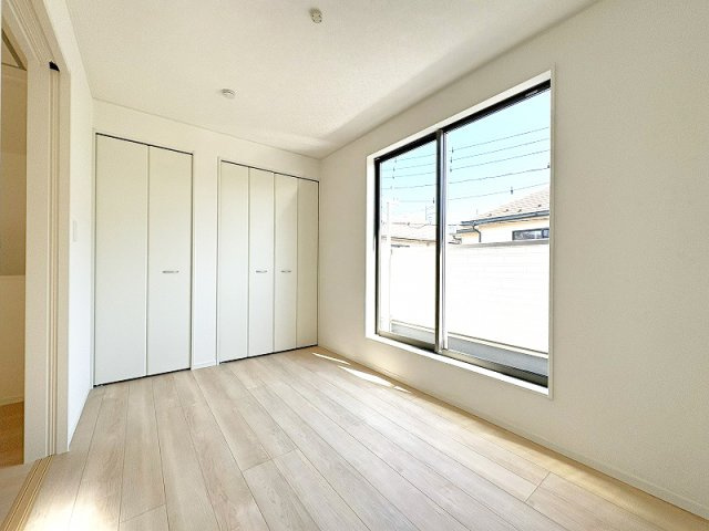 【寝室】 | 新座市片山1丁目　新築一戸建住宅　全1棟　(保谷店) | 2階5.0帖/南東向きで明るい寝室。収納スペースも豊富です！