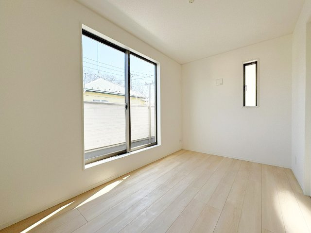 【寝室】 | 新座市片山1丁目　新築一戸建住宅　全1棟　(保谷店) | 2階5.0帖/バルコニーと繋がり、お布団もサッと干せて便利です。