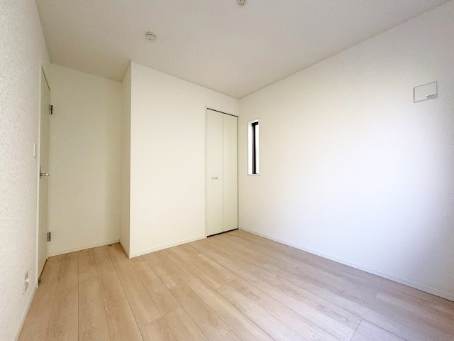 【収納】 | 新座市片山1丁目　新築一戸建住宅　全1棟　(保谷店) | 1階5.25帖/季節物の衣類や趣味用品もまとめてしまえる大容量の収納スペース