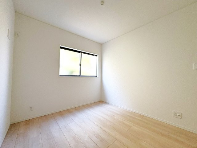 【収納】 | 新座市片山1丁目　新築一戸建住宅　全1棟　(保谷店) | 1階5.25帖/木目調の建具が映えるシンプルな室内。