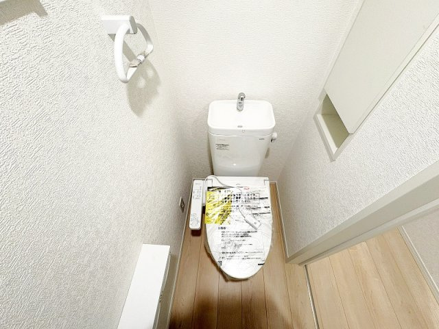 【トイレ】 | 新座市片山1丁目　新築一戸建住宅　全1棟　(保谷店) | 温水洗浄機能付、清潔感のあるトイレ。埋め込み収納があり生活感の出にくいスッキリとした空間です。