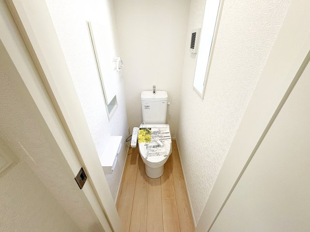 【トイレ】 | 新座市片山1丁目　新築一戸建住宅　全1棟　(保谷店) | 各階にトイレが設置されているので来客時も気兼ねなくお使いいただけます。