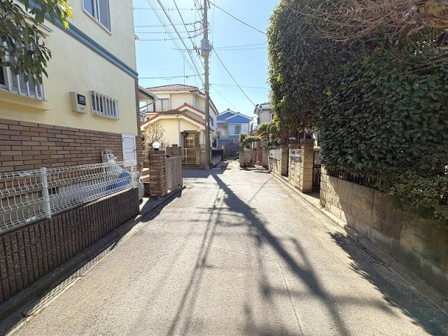 【前面道路含む現地写真】 | 新座市片山1丁目　新築一戸建住宅　全1棟　(保谷店) | スーパー・コンビニ・ドラッグストアが徒歩10分以内に揃います。