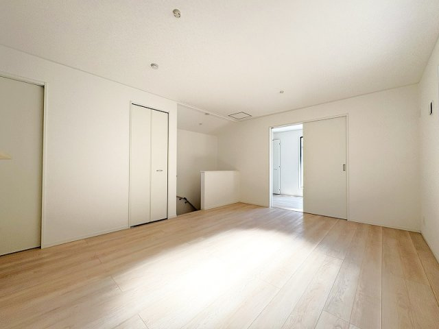 【居間・リビング】 | 新座市片山1丁目　新築一戸建住宅　全1棟　(保谷店) | プライベート空間を大切に。外からの視線が気になりにくい2階リビング設計。