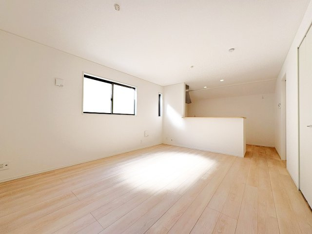【居間・リビング】 | 新座市片山1丁目　新築一戸建住宅　全1棟　(保谷店) | 広々としたリビングはソファーなどの家具もラクラク置くことができます。