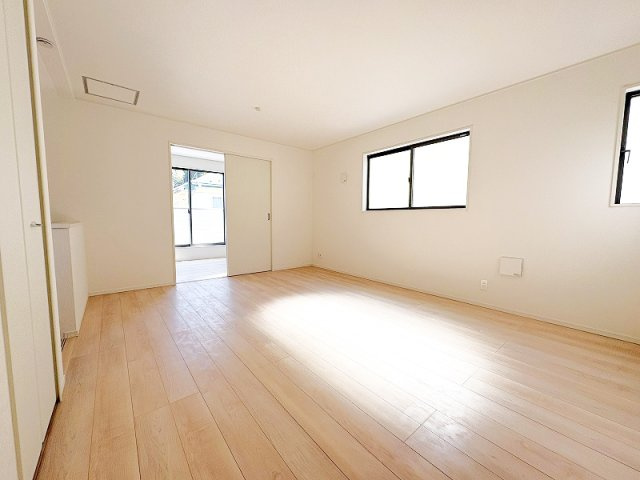 【居間・リビング】 | 新座市片山1丁目　新築一戸建住宅　全1棟　(保谷店) | 落ち着いた色味のクロスとフローリングでほっと一息つける空間。