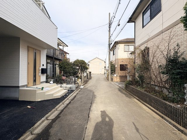 【前面道路含む現地写真】 | 新座市片山1丁目　新築一戸建住宅　全1棟　(保谷店) | スーパー・コンビニ・ドラッグストアが徒歩10分以内に揃います。
