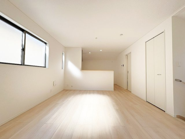【居間・リビング】 | 新座市片山1丁目　新築一戸建住宅　全1棟　(保谷店) | 制震装置「SAFE365」を搭載した地震に強い住まいです。