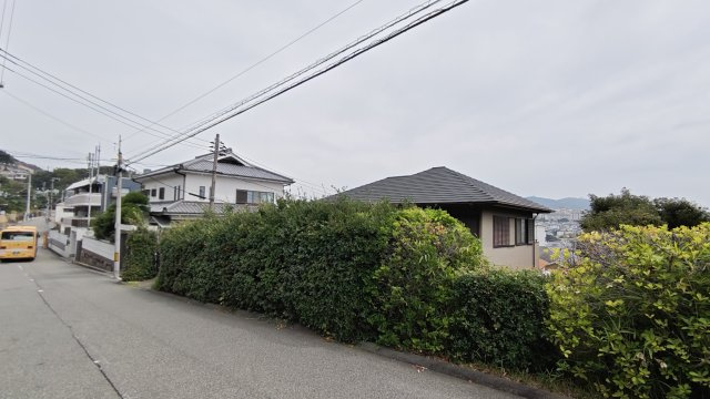 千鳥が丘１丁目　中古戸建の前面道路含む現地写真