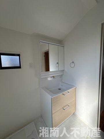 平塚市花水台 　新築戸建の独立洗面台|独立洗面台、小物を置くことができて便利です