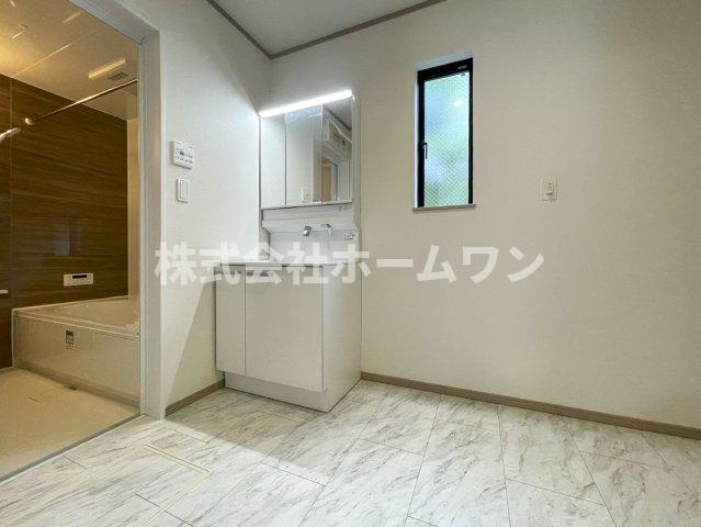 青梅新町3期　新築戸建の独立洗面台|朝の支度にも助かる、独立の洗髪洗面化粧台