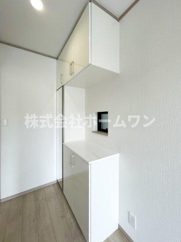 青梅新町3期　新築戸建の玄関|収納もある玄関です