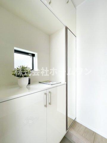 青梅新町3期　新築戸建の玄関|収納もある玄関です