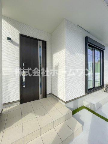 青梅新町3期　新築戸建の玄関|明るい玄関です