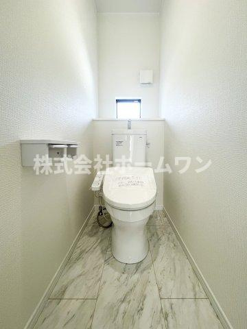 青梅新町3期　新築戸建のトイレ|ゆったりとした空間のトイレです