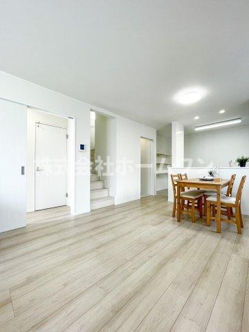 青梅新町3期　新築戸建の居間・リビング|リビングです