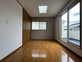 宮之阪4丁目　中古一戸建ての寝室|洋室6.0帖　バルコニー
■物件内覧・資金計画相談・住宅ローン相談、リフォーム相談、お問合せ受付中■
※当日・翌日のご内覧、ご相談はお電話でのお問合せがスムーズです！