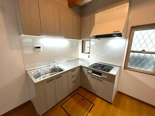 宮之阪4丁目　中古一戸建てのキッチン|システムキッチン　３口コンロ
■物件内覧・資金計画相談・住宅ローン相談、リフォーム相談、お問合せ受付中■
※当日・翌日のご内覧、ご相談はお電話でのお問合せがスムーズです！