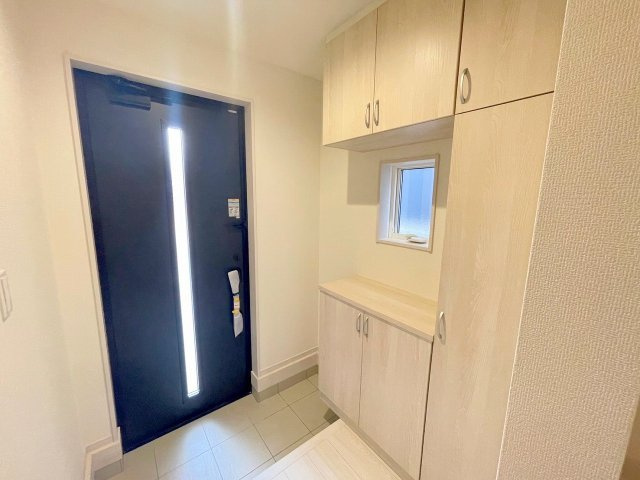 吉川市上内川　新築戸建　全2棟　1号棟の玄関|同施工会社の参考写真になります。