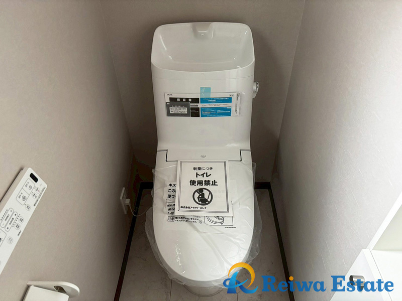 新築戸建　茅ヶ崎市菱沼3丁目のトイレ|壁掛けタイプの温水洗浄便座付きです◎