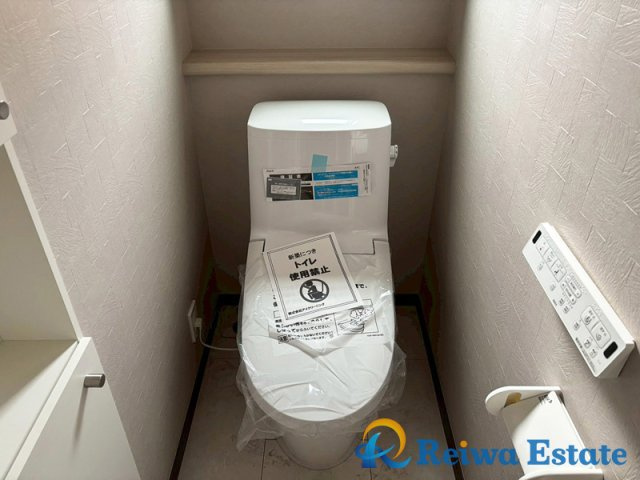 新築戸建　茅ヶ崎市菱沼3丁目のトイレ|トイレットペーパーなど保管に便利な収納スペースを完備！