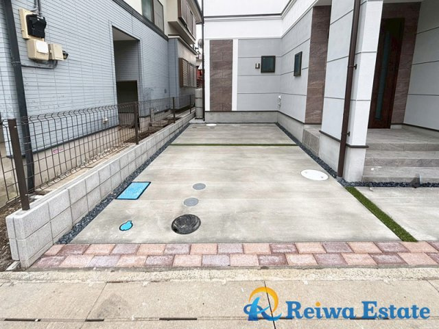 新築戸建　茅ヶ崎市菱沼3丁目の駐車場|お子様の自転車やバイクの置場を確保できるゆとりの駐車スペース♪
