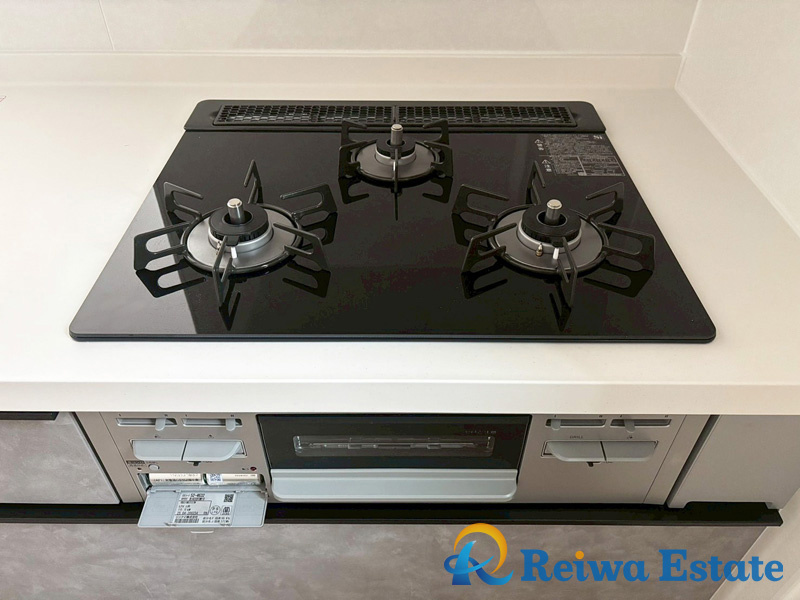 新築戸建　茅ヶ崎市菱沼3丁目の設備|『煮る・焼く・蒸す』を同時にできる３口コンロでお料理の効率もグンと上がります♪