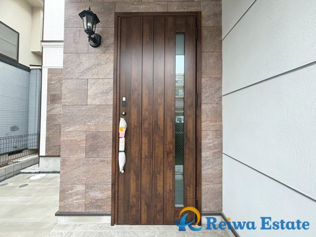 新築戸建　茅ヶ崎市菱沼3丁目の玄関|落ち着いた雰囲気で家族やゲストを迎えます。