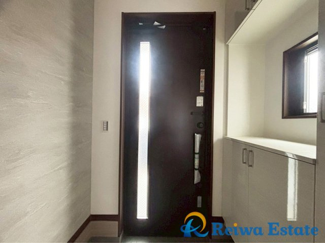 新築戸建　茅ヶ崎市菱沼3丁目の玄関|窓があることで明るく風通しがいい空間です♪