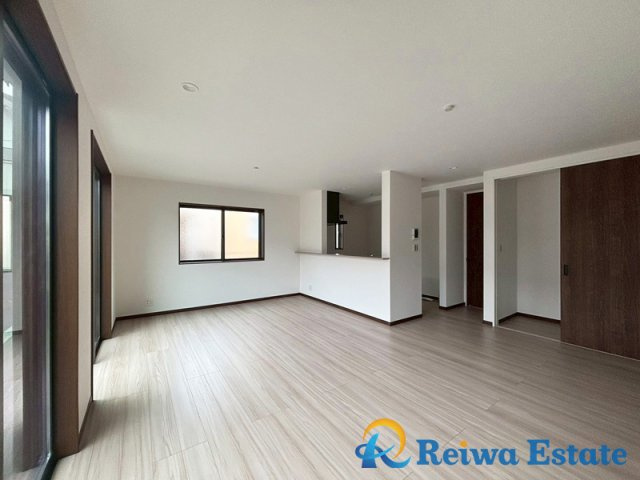 新築戸建　茅ヶ崎市菱沼3丁目の居間・リビング|リビングを通って階段に向かうため自然とコミュニケーションが生まれます。