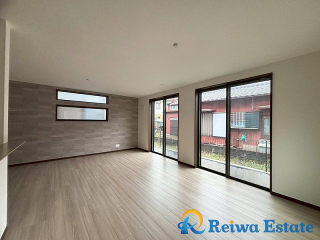 新築戸建　茅ヶ崎市菱沼3丁目の居間・リビング|3面採光で優しい光を取り込むリビング。