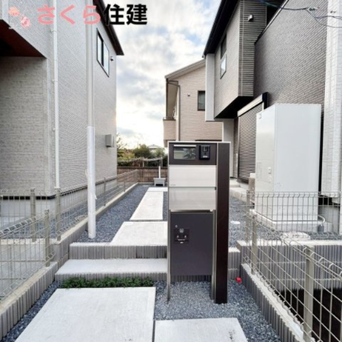 ブルーミングガーデン宇都宮市京町　1号棟の構造・工法・仕様|カメラ付きインターホン・ポスト付き。1F掃き出し窓はシャッター搭載で、防犯面も配慮しております