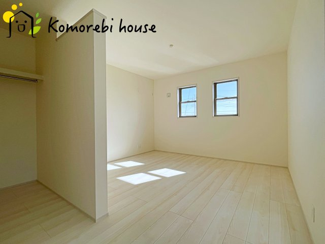 さいたま市西区宝来　新築一戸建て　リーブルガーデン　06の寝室|広くて明るい寝室