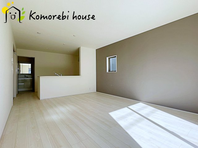 さいたま市西区宝来　新築一戸建て　リーブルガーデン　06の居間・リビング|ゆったり過ごせる居間です