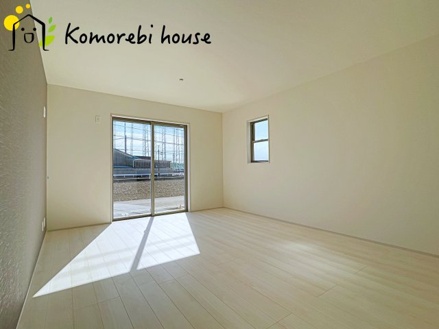 さいたま市西区宝来　新築一戸建て　リーブルガーデン　06の居間・リビング|おしゃれな居間です