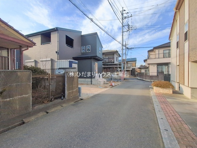 蓮田市黒浜　新築戸建　リーブルガーデン01の前面道路含む現地写真