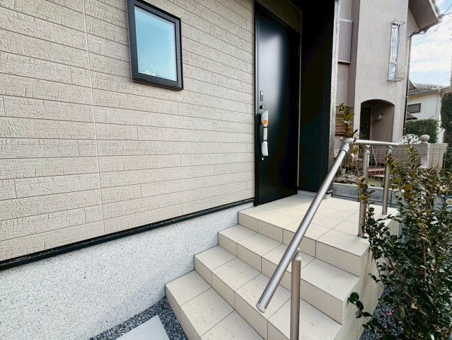 七栄３期　新築戸建ての前面道路含む現地写真