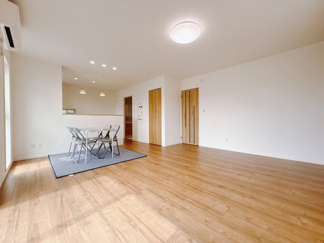 【ワイウッドコート】宇都宮市兵庫塚 第1期の居間・リビング|〇2号棟LDK17.7帖〇
広々リビングは家具のレイアウトも自由自在！家族みんなが集まっても、ゆったりできる広さを確保！ぜひ現地でご体感ください♪
※2025年9月撮影