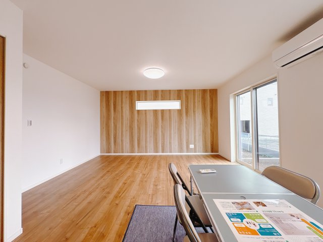 【ワイウッドコート】宇都宮市兵庫塚 第1期の居間・リビング|〇2号棟LDK17.7帖〇
家族が一番長い時間を過ごすリビングダイニングは、住まい全体の居心地を左右します。お庭を眺めながらゆったりお過ごしください♪
※2025年9月撮影