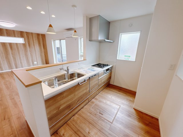【ワイウッドコート】宇都宮市兵庫塚 第1期のキッチン|〇2号棟キッチン〇
水回りが集中しているから、家事動線が楽々。キッチンと洗面・浴室をまとめた水回り集中プランで、お料理、洗濯、お風呂の準備や掃除など、家事動線が楽々♪
※2025年9月撮影