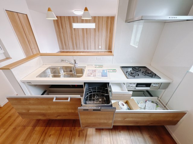 【ワイウッドコート】宇都宮市兵庫塚 第1期のキッチン|〇2号棟キッチン〇 
節水で環境にも優しい食器洗乾燥機付！家事の時短や手荒れ防止にも役立ちます。
※2025年9月撮影