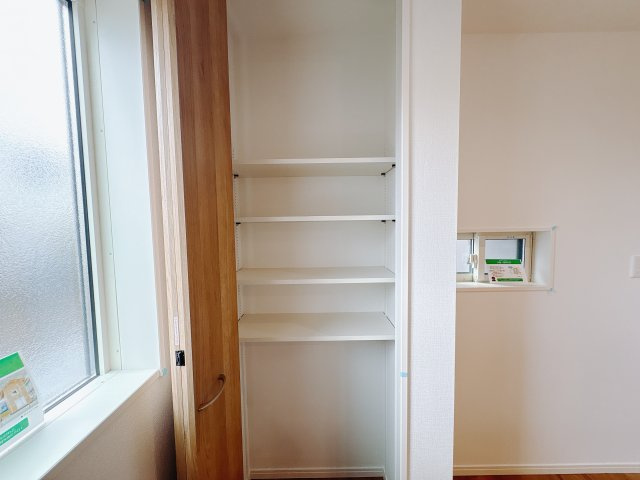 【ワイウッドコート】宇都宮市兵庫塚 第1期の収納|〇2号棟パントリー〇
キッチンの「パントリー」は食材を保管したり、普段使わないお料理道具を収納したりできるマルチスペース♪
※2025年9月撮影