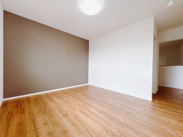 【ワイウッドコート】宇都宮市兵庫塚 第1期の洋室|〇2号棟・2階主寝室7.7帖〇
広々主寝室に大型ウォークインクローゼット完備。主寝室の壁にはアクセントクロスを採用。機能性とデザイン性を兼ね備えたプライベートルームです。
 ※2025年9月撮影