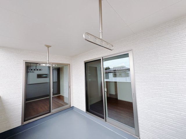 【ワイウッドコート】宇都宮市兵庫塚 第1期のバルコニー|〇2号棟バルコニー〇
２部屋から出入り可能♪急な雨にも安心♪角度の変えられる物干し受け標準装備です！
※2025年9月撮影